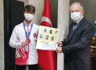 BAŞARILI SPORCU’YU KAYMAKAM ÇORUMLUOĞLU  ÖDÜLLENDİRDİ