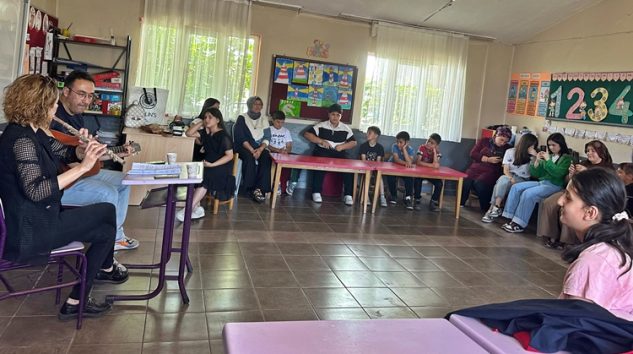 KÖY OKULUNDA, ÇOCUKLARI MUTLU EDEN MÜZİK DİNLETİSİ