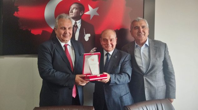 EĞİTİM VAKFI YÖNETİCİLERİNDEN YAPICI’YA VEDA PLAKETİ