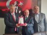EĞİTİM VAKFI YÖNETİCİLERİNDEN YAPICI’YA VEDA PLAKETİ