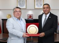 ÖZÖLÇER’E “EN ROMAN DOSTU REKTÖR” ÖDÜLÜ VERİLDİ