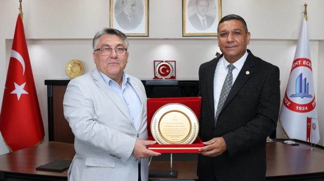 ÖZÖLÇER’E “EN ROMAN DOSTU REKTÖR” ÖDÜLÜ VERİLDİ