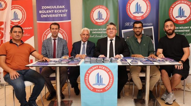 REKTÖR ÖZÖLÇER VE EKİBİ, EREĞLİ STANDINDA TANITIM YAPTI
