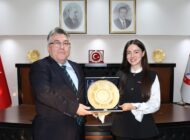 ÖZÖLÇER, ÜSTÜN BAŞARI ÖDÜLLÜ AKADEMİSYEN TİMUR’U KUTLADI