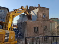TEHLİKE ARZ EDEN METRUK BİNA KONTROLLÜ ŞEKİLDE YIKILDI