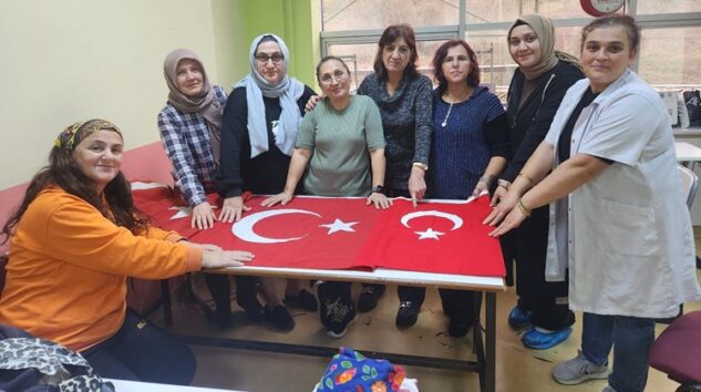 HALK EĞİTİM KURSLARINDA TÜRK BAYRAĞI VURGUSU