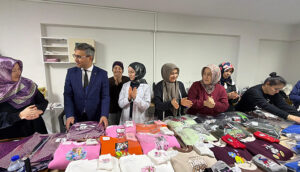 KURSİYERLERİN DİKTİĞİ EŞOFMANLAR ÖĞRENCİLERE HEDİYE EDİLDİ