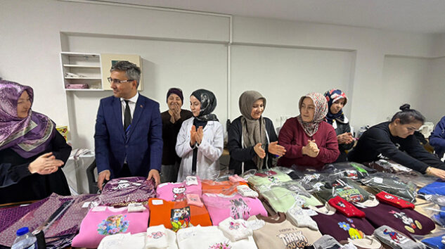 KURSİYERLERİN DİKTİĞİ EŞOFMANLAR ÖĞRENCİLERE HEDİYE EDİLDİ