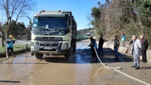 YOLLARI ÇAMURLA KİRLETEN  KAMYONLAR YIKANIYOR