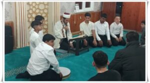 ROMAN ÇOCUKLAR KADİR GECESİ’NDE İLAHİ SESLENDİRDİ