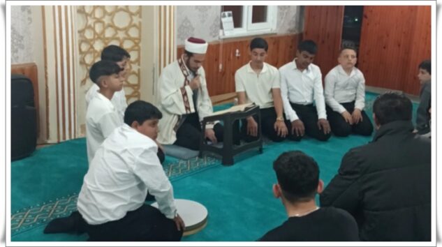 ROMAN ÇOCUKLAR KADİR GECESİ’NDE İLAHİ SESLENDİRDİ