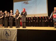 İŞARET DİLİ TÜRKÜLERİ EN GÜÇLÜ ALKIŞLARI HAK ETTİ  