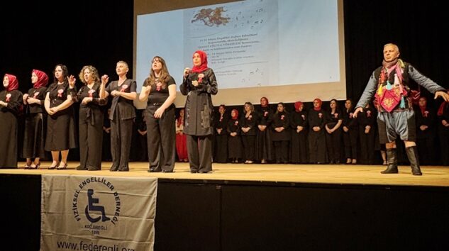 İŞARET DİLİ TÜRKÜLERİ EN GÜÇLÜ ALKIŞLARI HAK ETTİ  