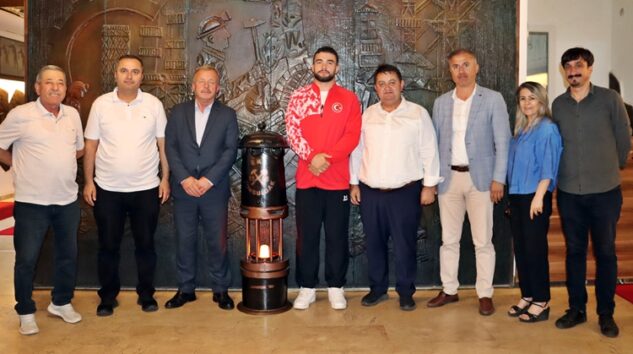 ALAPLILI DÜNYA ŞAMPİYONUNDAN GMİS’E ZİYARET