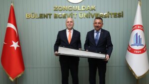 VALİ HACIBEKTAŞOĞLU’NDAN REKTÖR ULUSOY’A ZİYARET