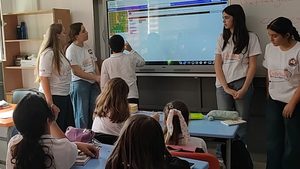 FEN LİSESİNDEN İLKOKUL VE ORTAOKULA KODLAMA KÖPRÜSÜ