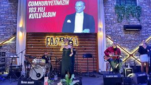 ROTARY CUMHURİYET BALOSUNDA EDA&METİN ÖZÜLKÜ SAHNE ALDI